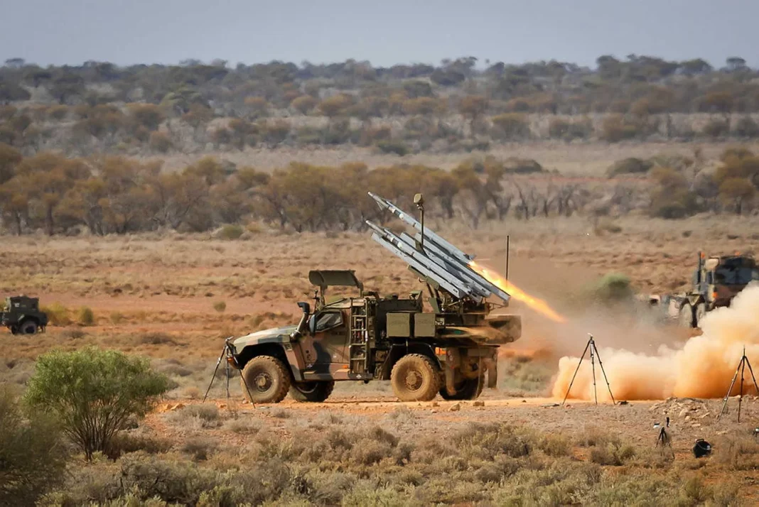 Hawkei 4x4 NASAMS Hava Savunma Zırhlı Aracından AIM-9 Sidewinder Füzesi Fırlatıldı