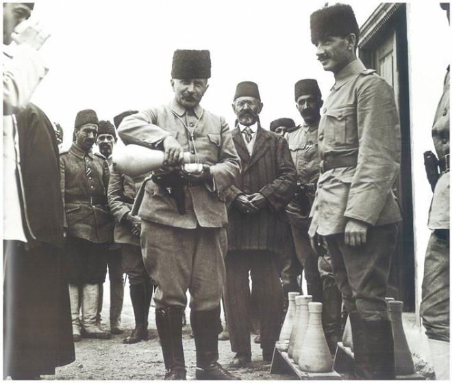 Aqiq vadisinde Fahrettin Paşa’nın yaptırdığı çeşmenin açılışı. Fotoğraf sırasında Fahrettin Paşa askerlere ve açılışa katılanlara su veriyor.