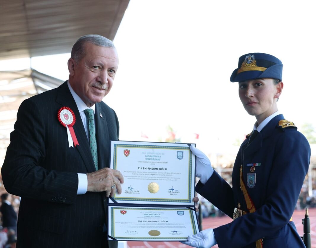 Hava Harp Okulu dönem birincisi Teğmen Elif Emirmehmetoğlu