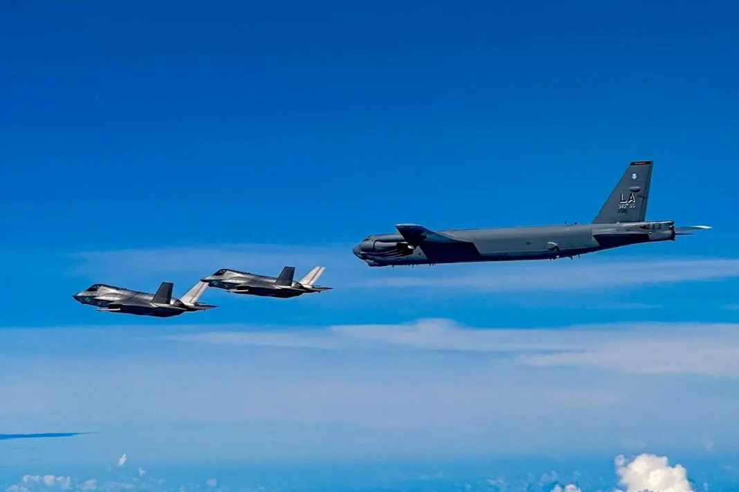 ABD B-52 ve F-35B Uçakları Venezuela Yakınlarında Ortak Taarruz Gösterisi Gerçekleştirdi