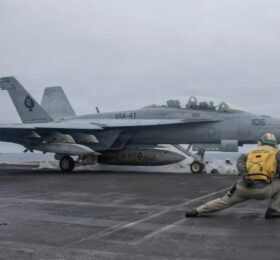 ABD Donanması, F/A-18 ve EA-18G İşlemcileri İçin Boeing’e Yöneliyor